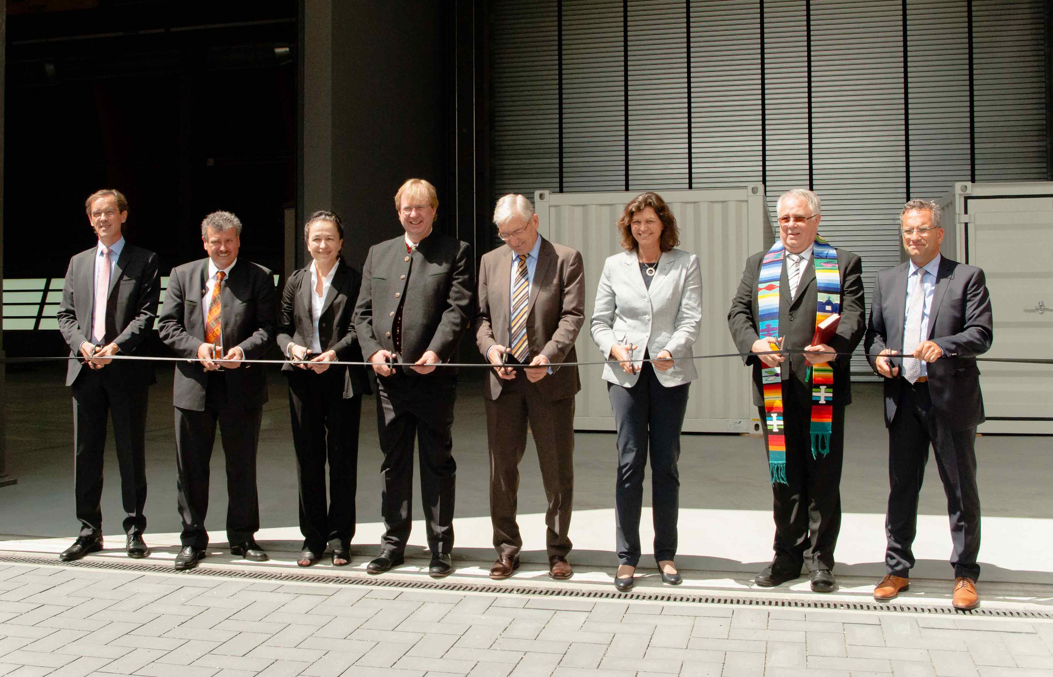 Mit Gästen aus Politik, Industrie und Wirtschaft werden die neuen Fraunhofer IBP Gebäude eingeweiht.