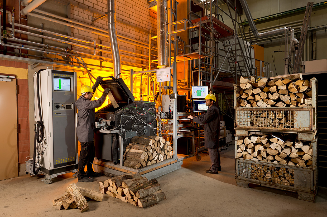 Festbrennstoffkessel mit Steuerungssystem 