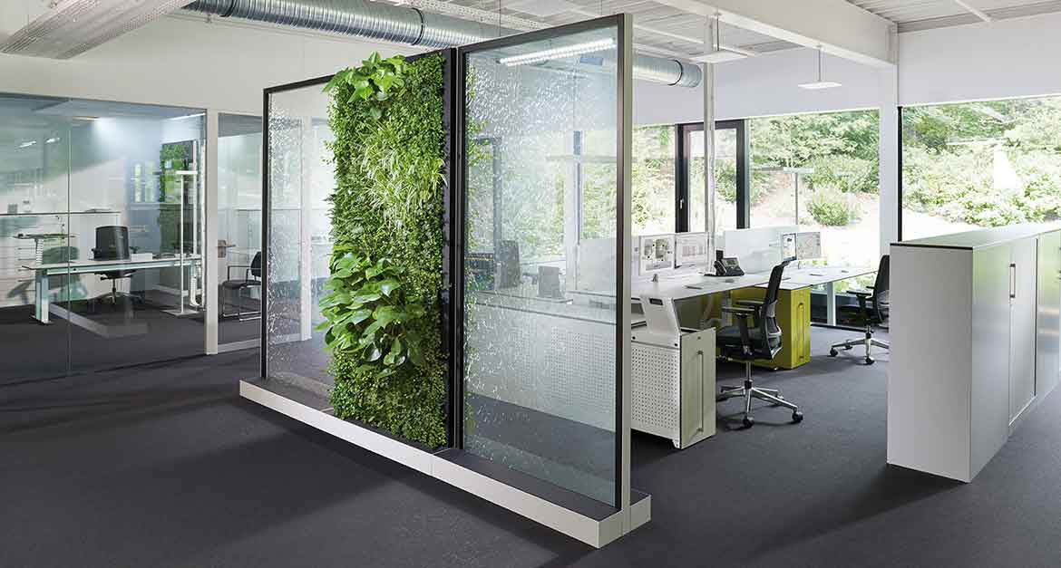 Klimabrunnen im Büro Klimabrunnen sind vor Büroarbeitsplätzen aufgebaut.