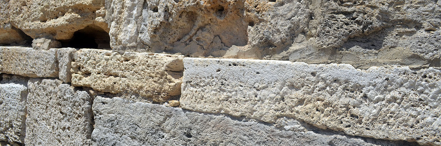 Alte Steinwand aus historischem Baustoff