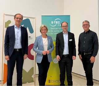 Das S-TEC Zentrum für Industrialisiertes Bauen und Sanieren (ZIBS) wurde offiziell von Wirtschaftsministerin Dr. Nicole Hoffmeister-Kraut eingeweiht.