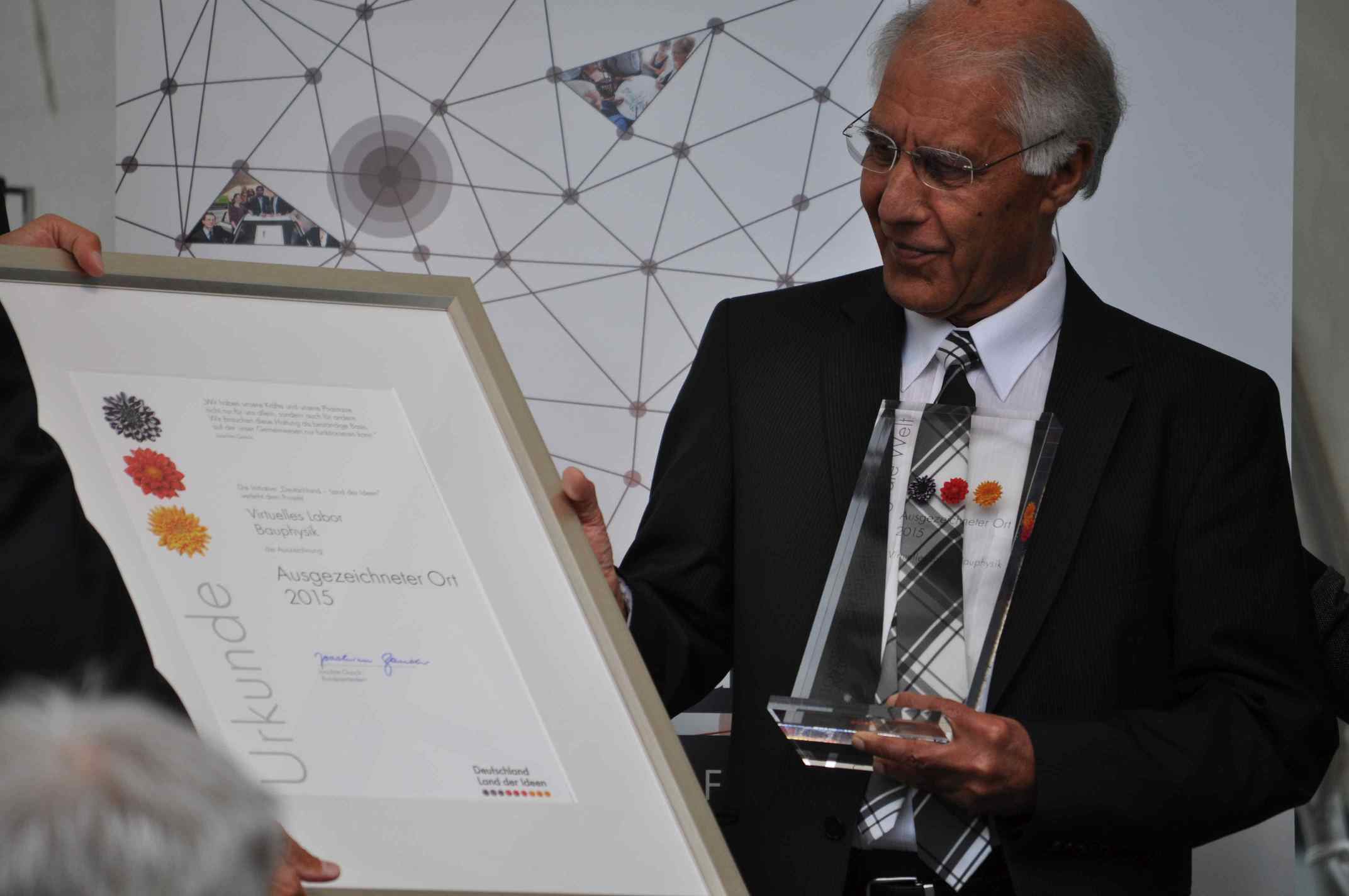 Prof. Schew-Ram Mehra nimmt die Auszeichnung des Virtuellen Labors entgegen.