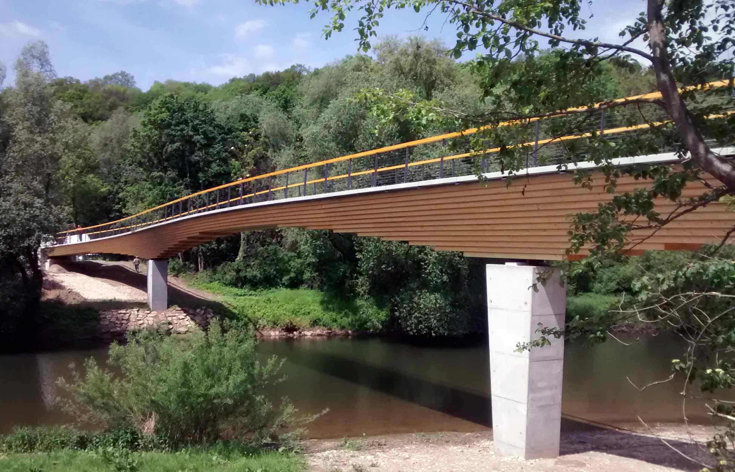 Holzbrücke, die den »H2O Wood-Controller« enthält.