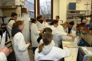 Schuelergruppe in Fraunhofer-Laborraeumen.