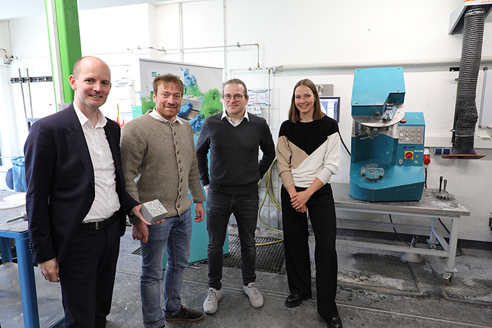 Besuch des Bundestagsabgeordneten Bär Bundestagsabgeordneter Karl Bär mischt klimafreundlichen Beton beim Fraunhofer IBP in Holzkirchen
