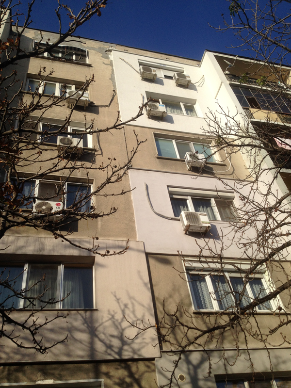 Mehrparteienhaus in Bulgarien mit unterschiedlichem Sanierungsgrad