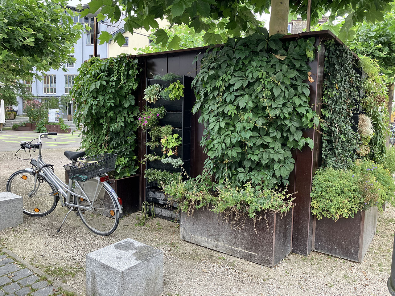 Außenansicht des Sitzelements am Salzstadel