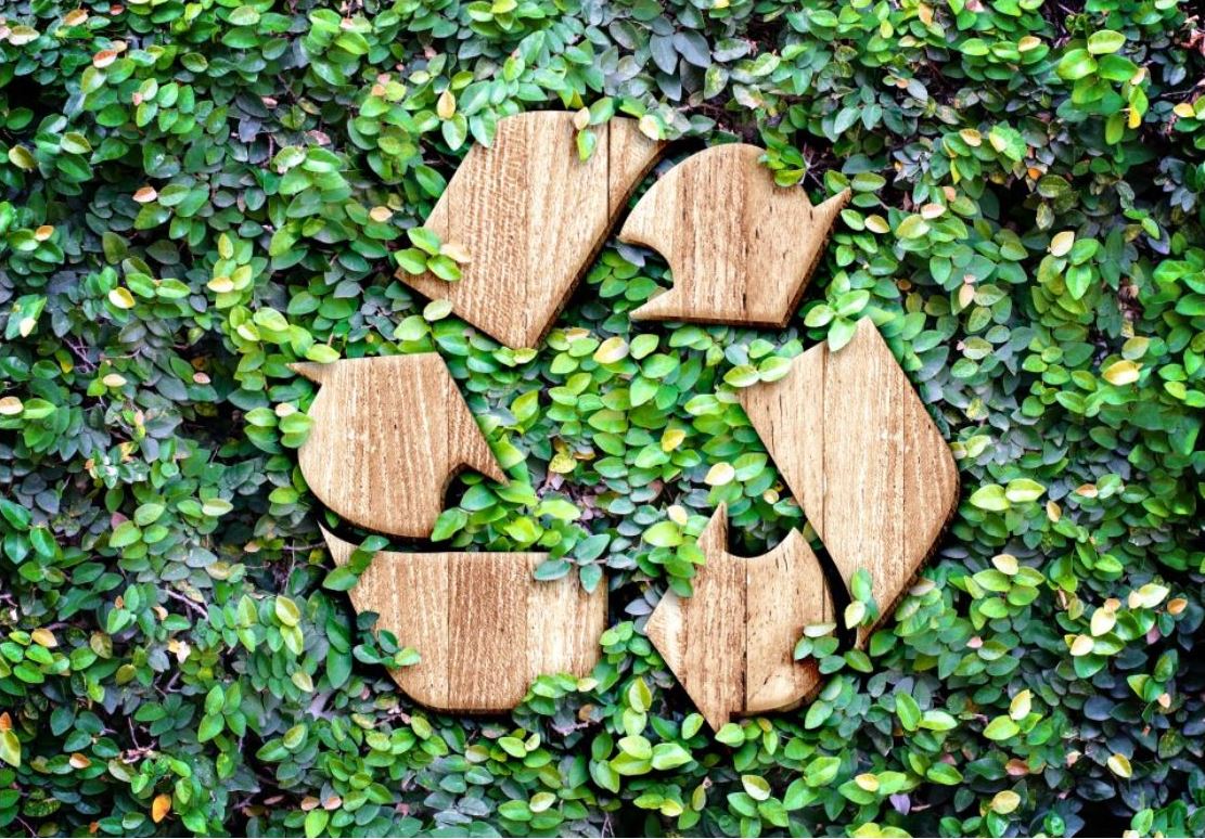 Recycling Icon auf grünem Grund