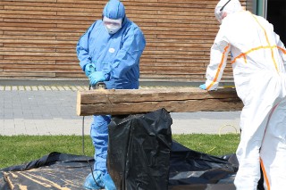 Sägearbeiten an kontaminierten Holzbalken