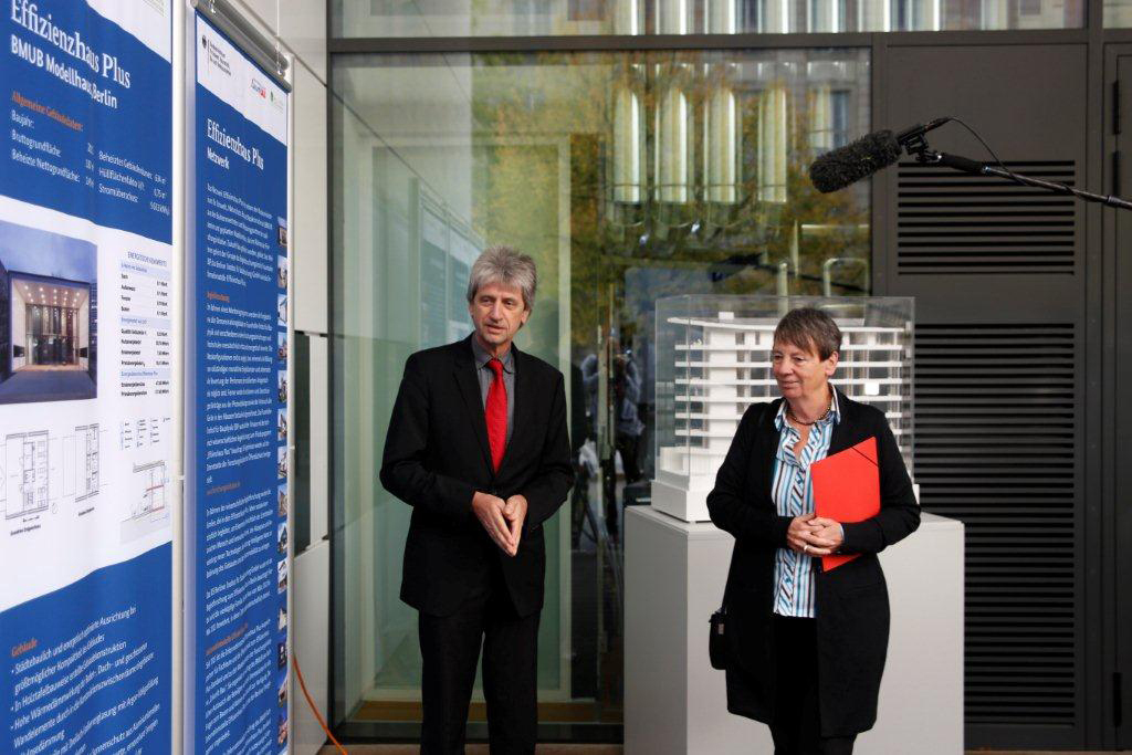 Effizienzhaus Plus Berlin - Besuch Ministerin Hendricks Effizienzhaus Plus Berlin - Besuch Ministerin Hendricks