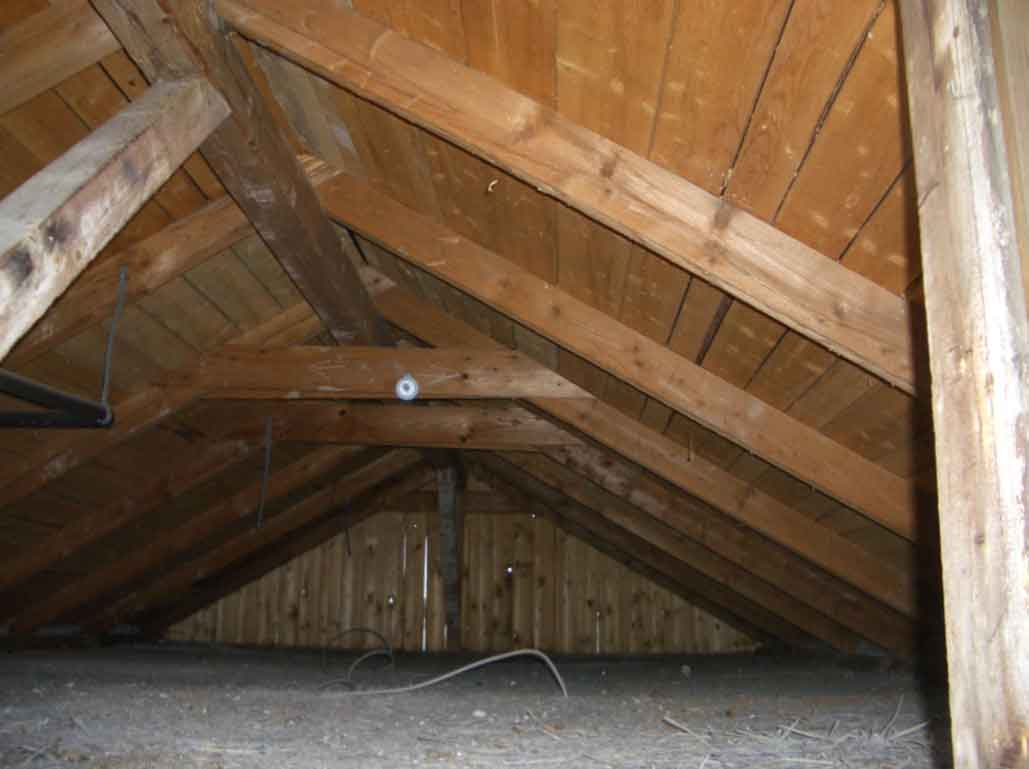 Spitzboden mit ungedämmter Dachkonstruktion