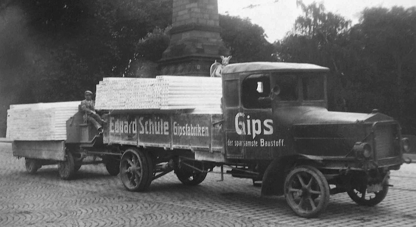 Lastwagen der Gipswerke Schüle