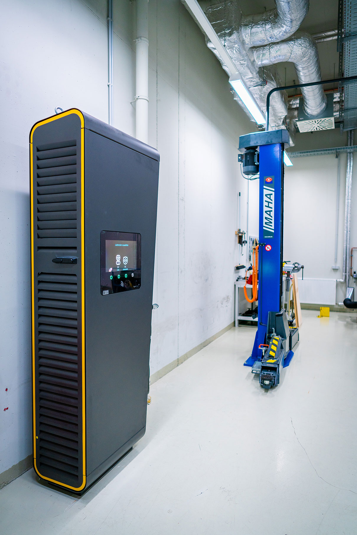 Fast charging station for electric vehicles
