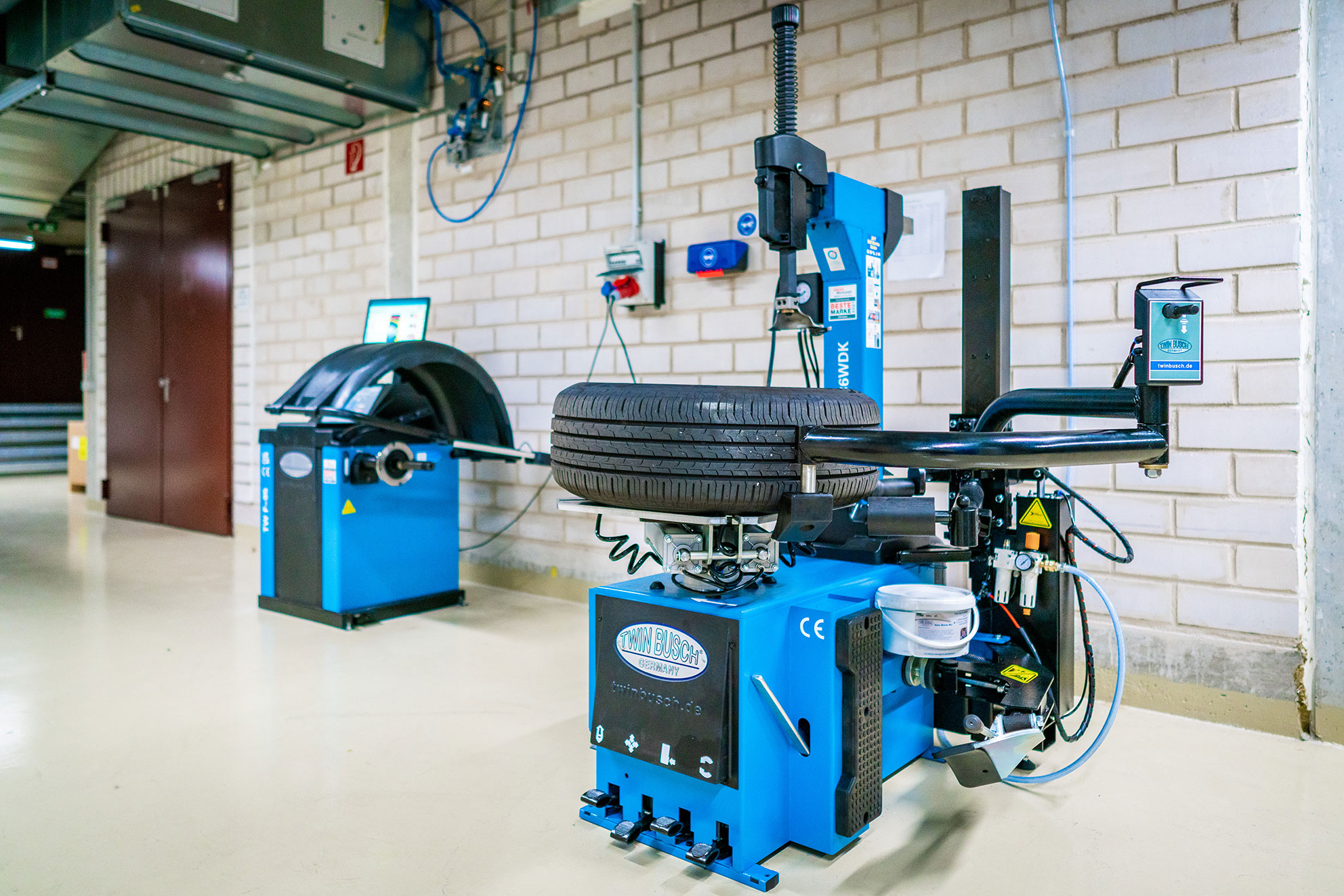 Tire changer for standard, low-profile, UHP and run-flat tires