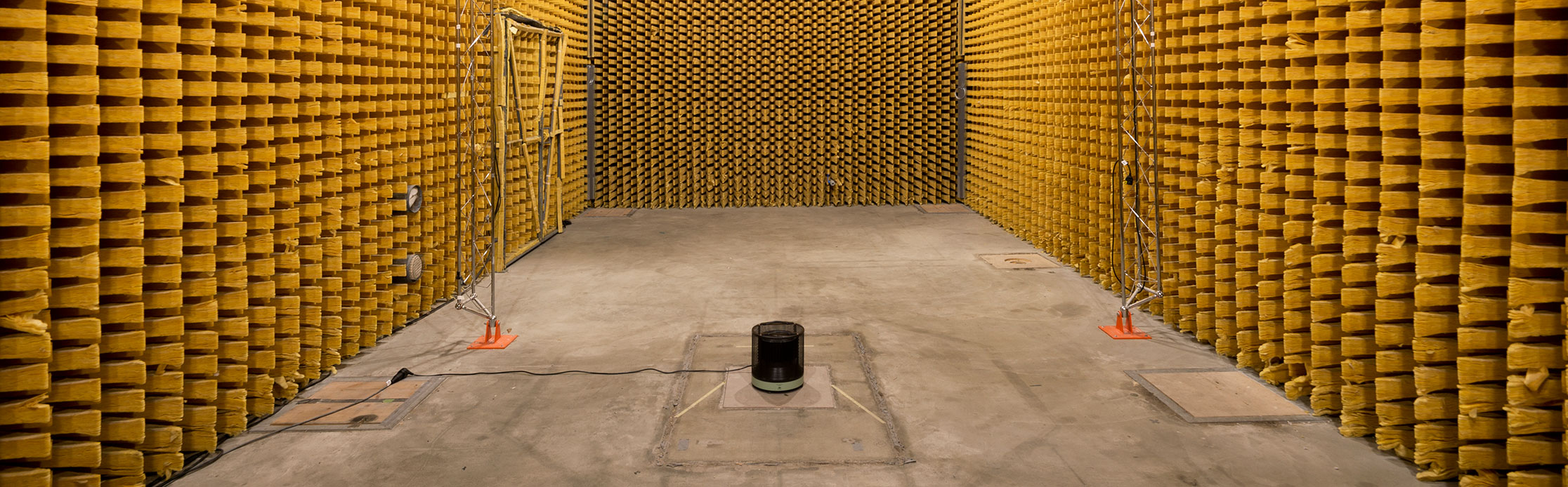 Acoustic semi-anechoic chamber with sound source