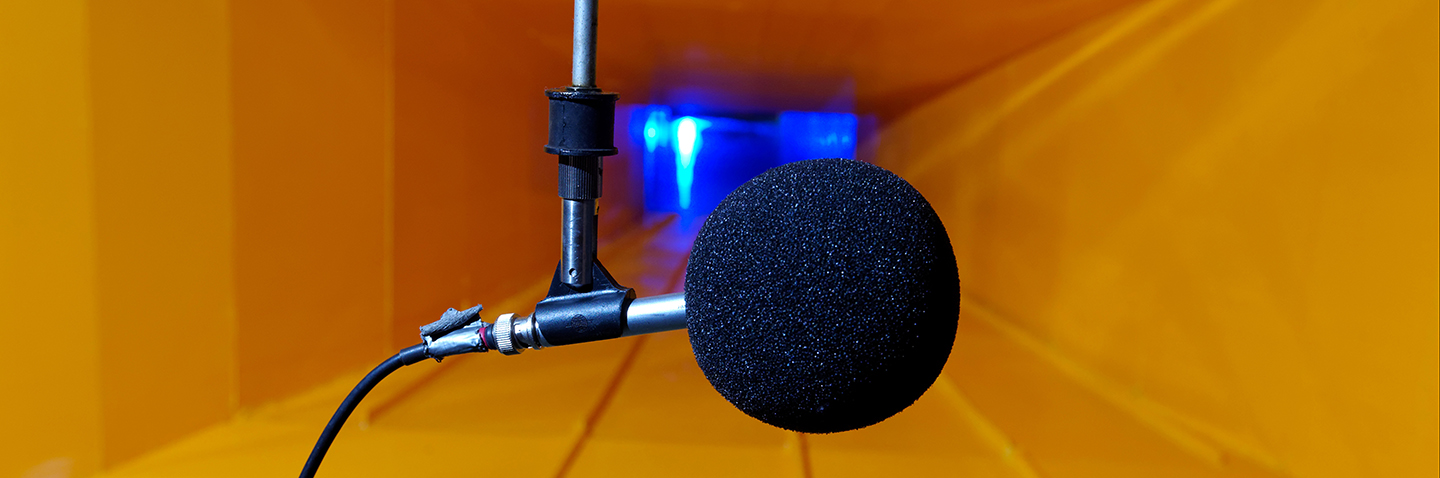 Microphone in reception room silencer test bench