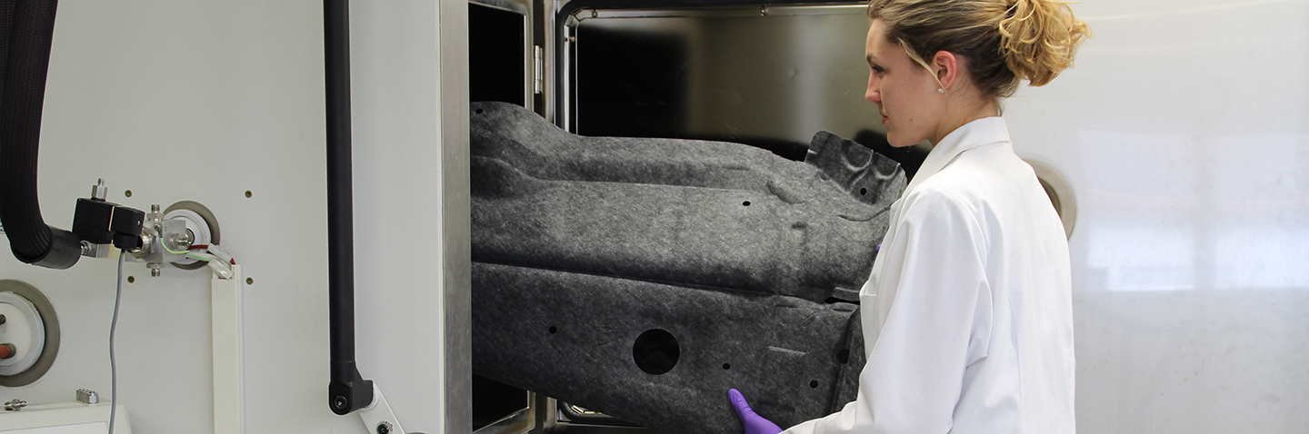 Loading of an emission test chamber Loading of an emission test chamber