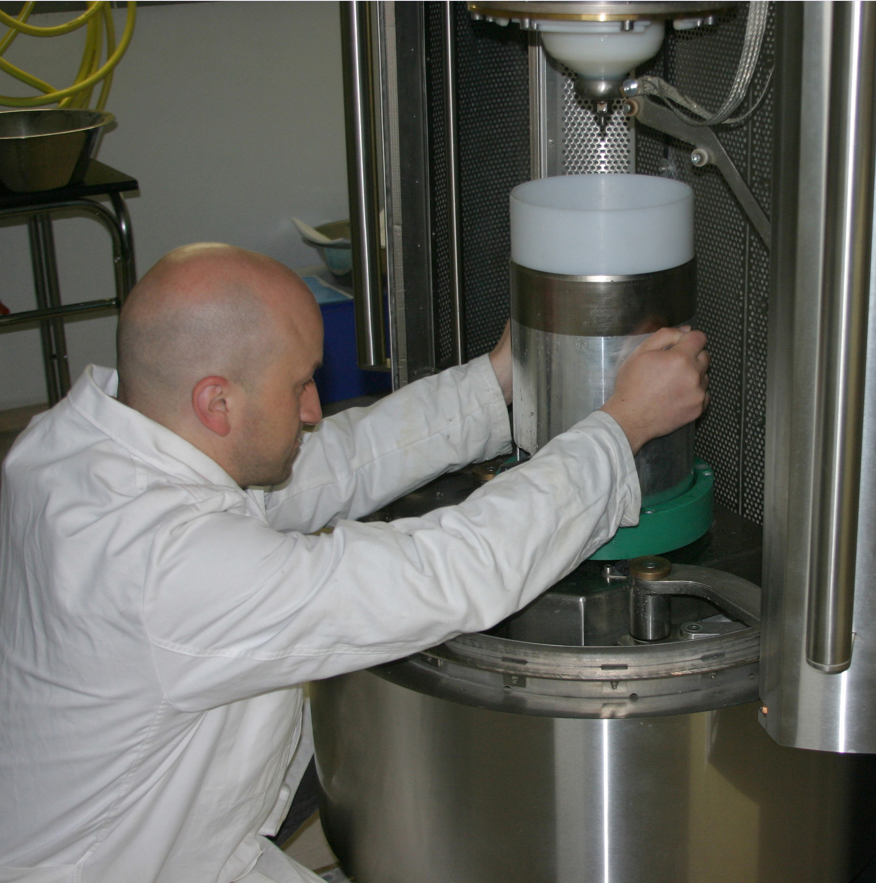 Dr. Volker Thome filling the system