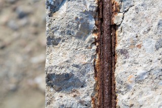 Concrete structure with damaged metallic reinforcement