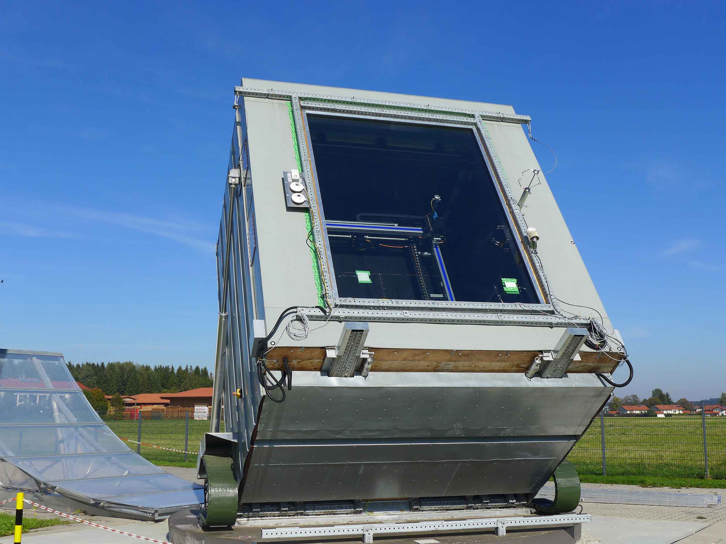 Calorimetric facade and roof test stand