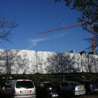 Inflatable wall element on a construction site