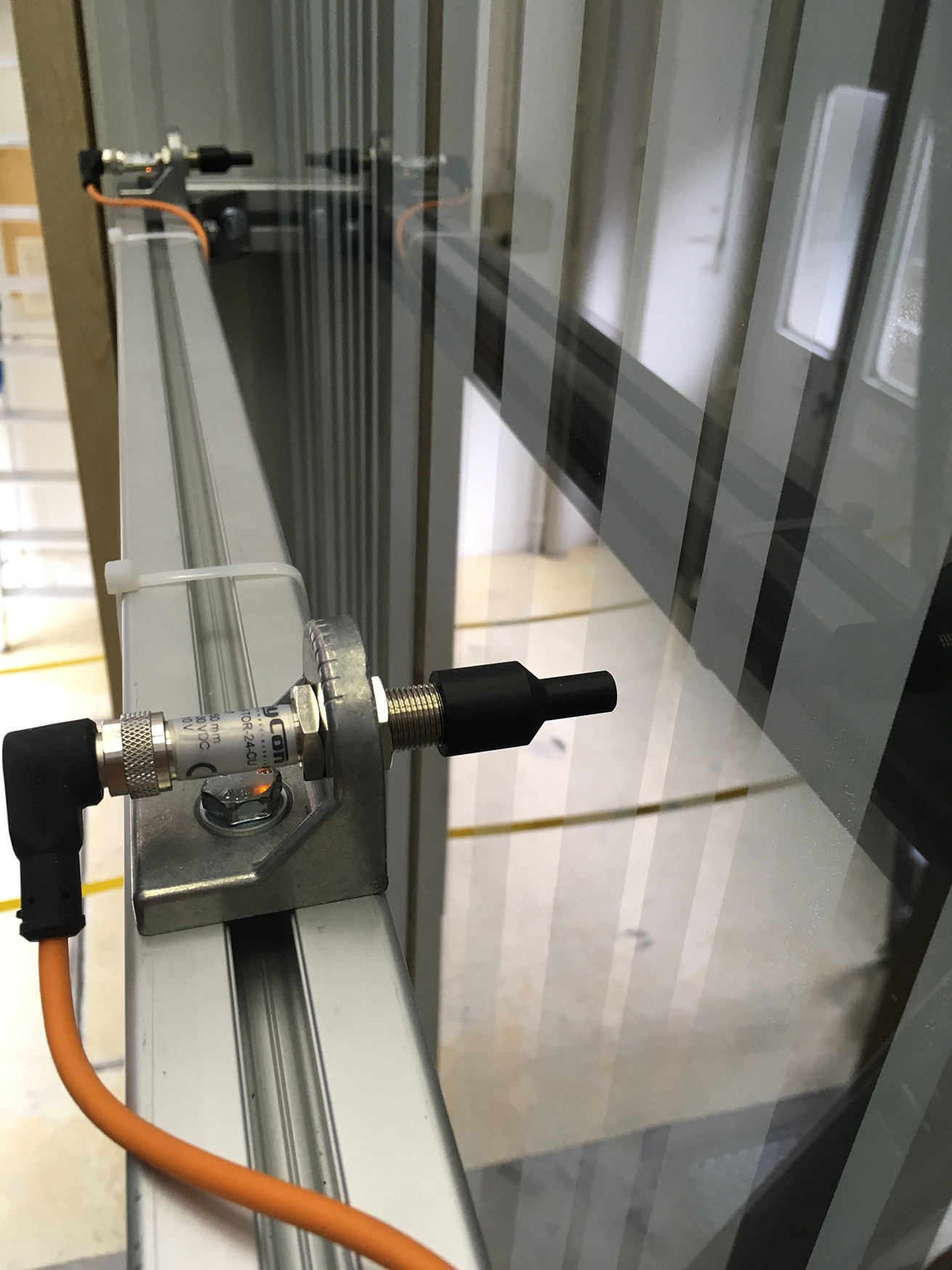 Behaviour of the outer laminated safety glass (LSG) Behaviour of the outer laminated safety glass (LSG)