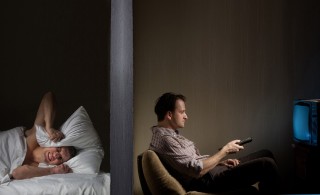 Mann kann nachts wegen lauter Nachbarn nicht einschlafen