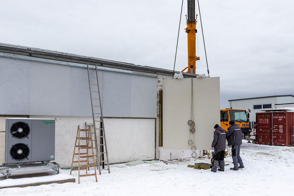 Installation of the solar rear-ventilated concrete test façade